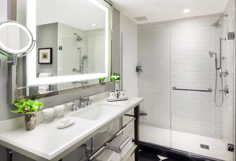 Baño en el InterContinental New York Barclay Hotel con comodidades modernas