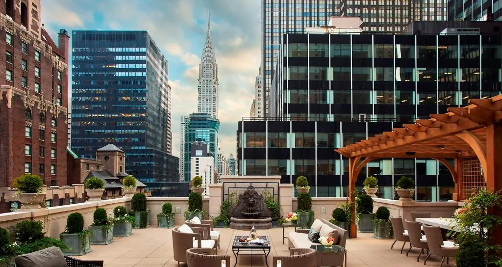Terraza en la azotea del InterContinental New York Barclay Hotel mostrando el horizonte