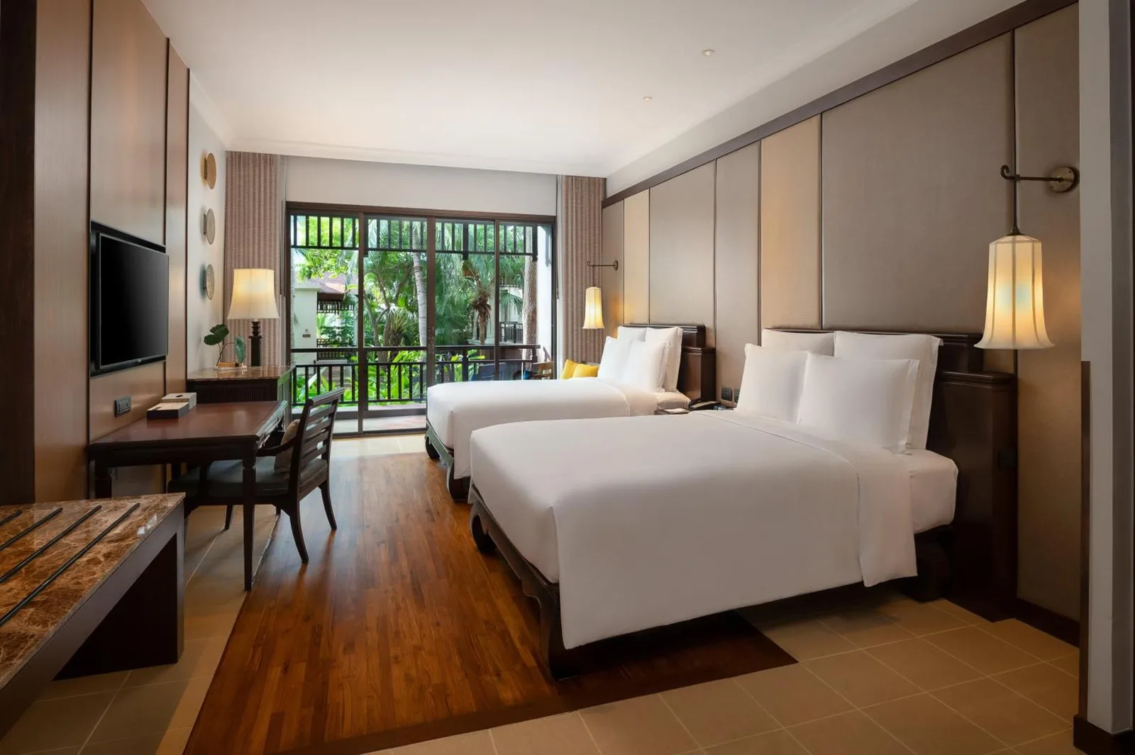 InterContinental Pattaya Resort by IHG – hôtel à Pattaya, Thaïlande – une chambre avec deux lits, un bureau et une télévision au InterContinental Pattaya Resort by IHG à Pattaya South