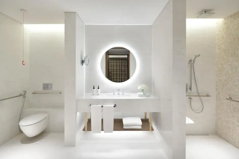 Conception de salle de bain accessible à l'InterContinental Residences Abu Dhabi