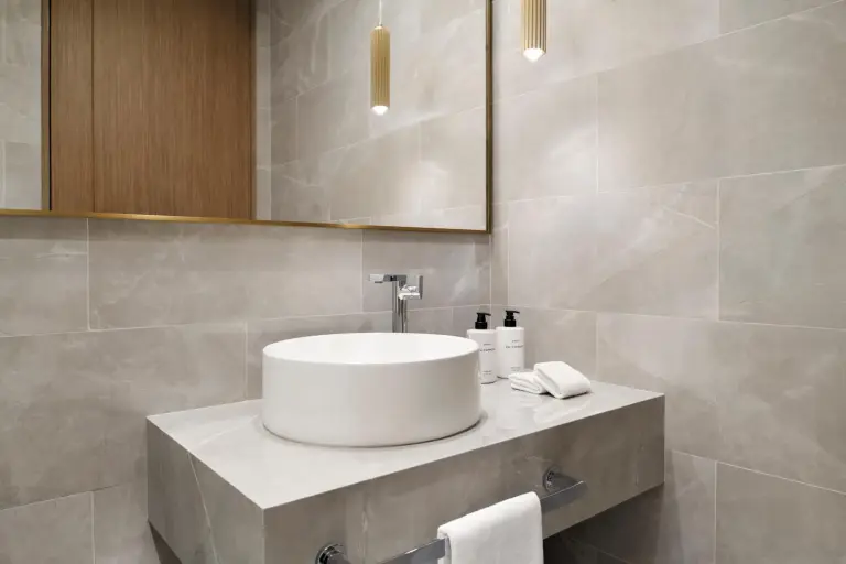 Meuble de salle de bain contemporain à l'InterContinental Residences Abu Dhabi