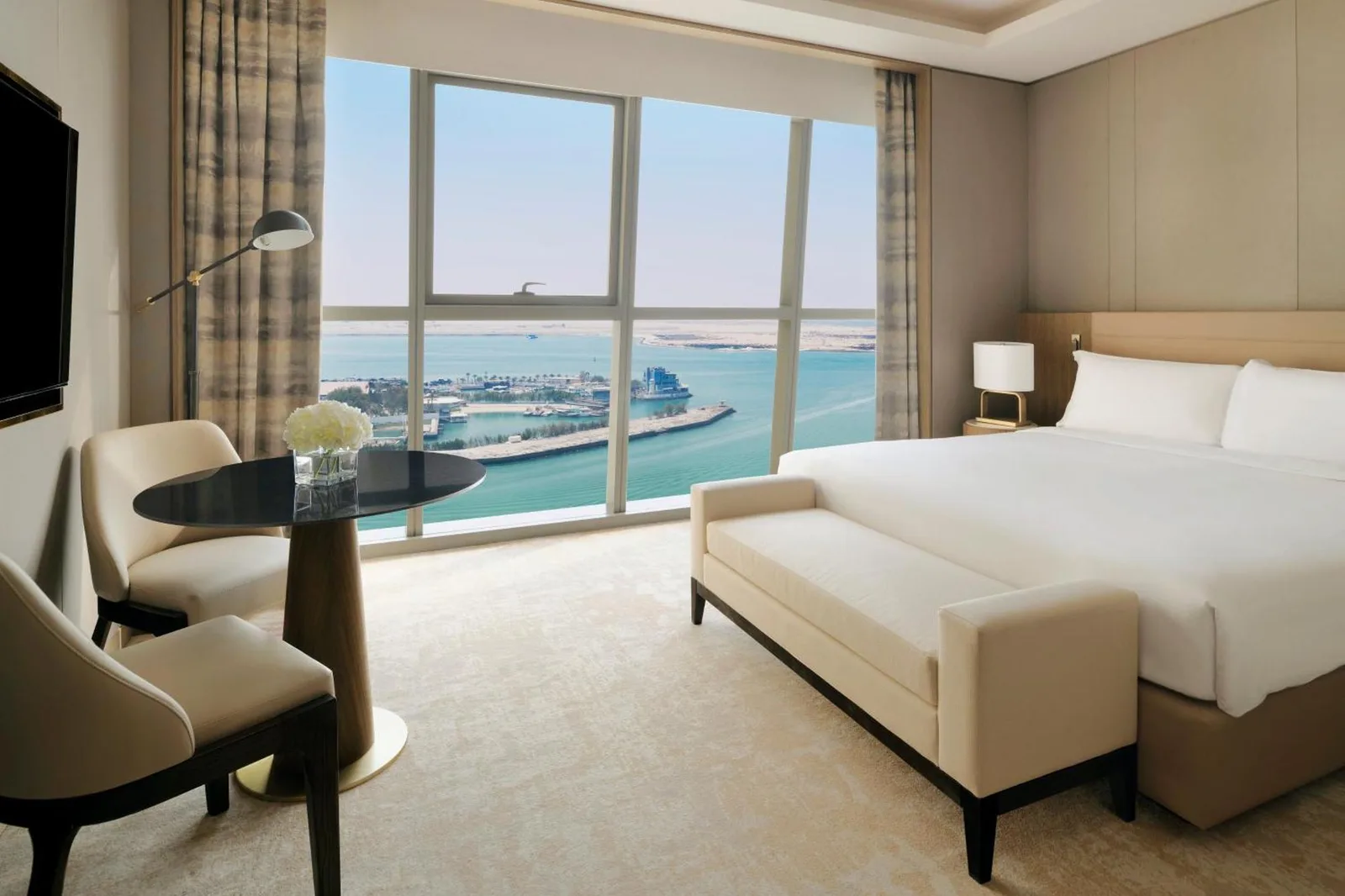 Vue sur une chambre de luxe avec vue sur le front de mer à l'InterContinental Residences Abu Dhabi