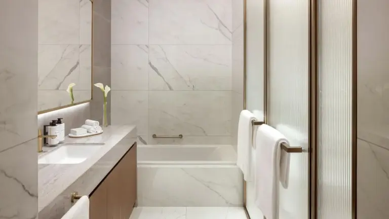 Elegantes Badezimmer im InterContinental Residences Dubai Business Bay