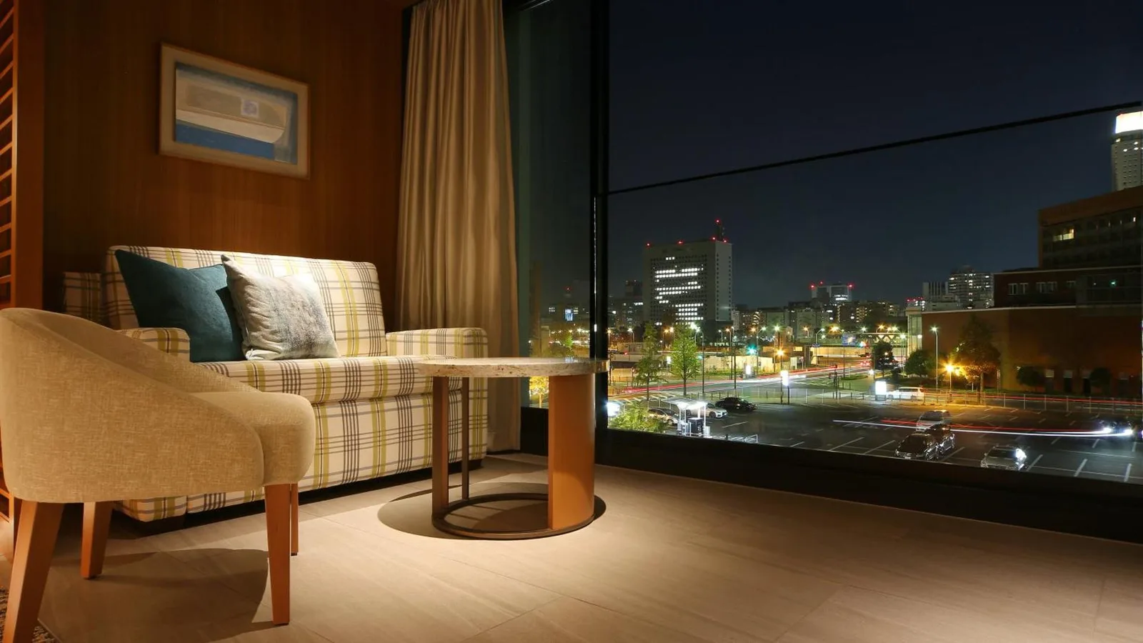Sitzbereich bei Nacht im InterContinental Yokohama Pier 8