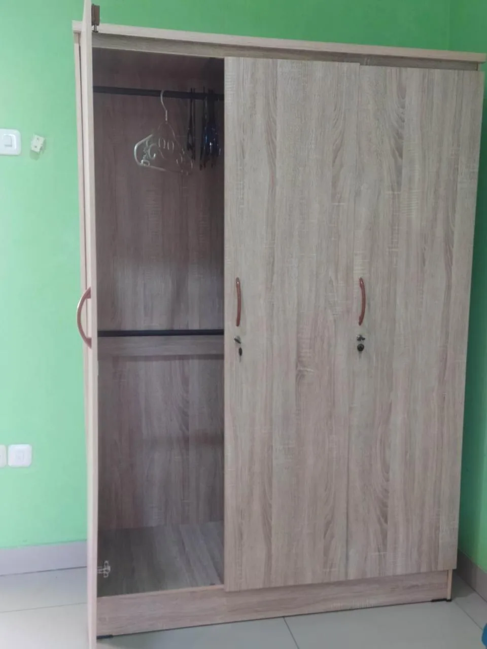 Escritorio de tocador y silla de la habitación de huéspedes en Islamic Guest House at Taqwa en Cirebon con un espejo y mandos a distancia.