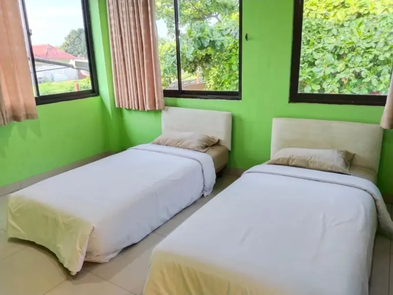 Armario de madera en una habitación de Islamic Guest House at Taqwa en Cirebon con espacio abierto para colgar ropa.
