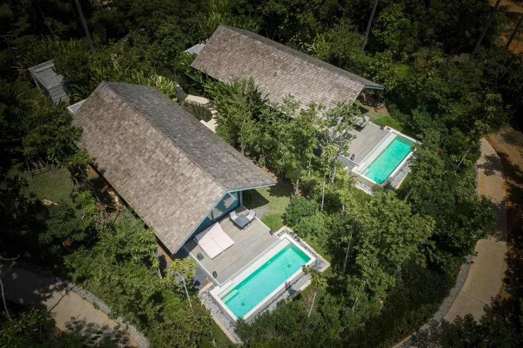 Luftaufnahme der Villen mit Pools bei Island Escape Burasari in Phuket