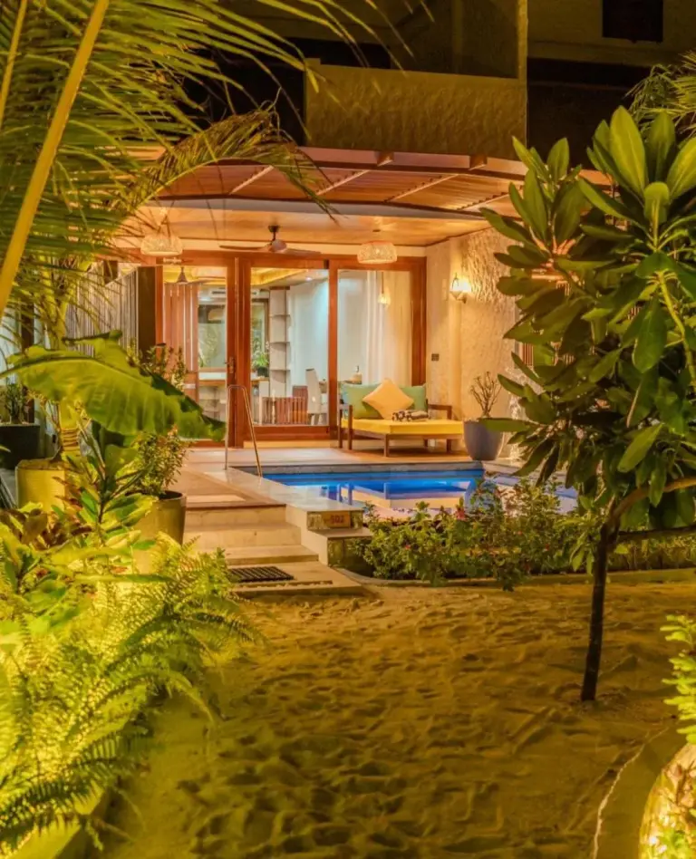 Vue sur le jardin et la piscine à Island Luxury Retreat - Maalhos