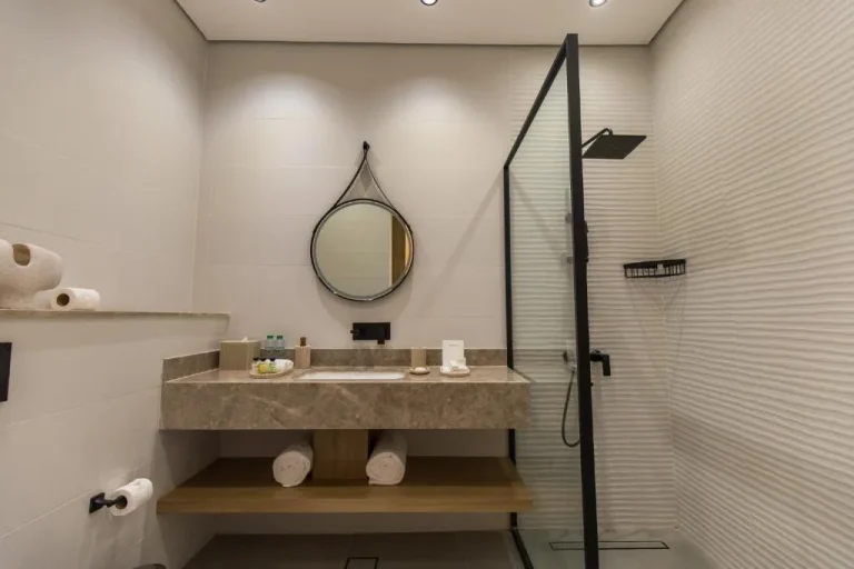 Ivory House Resort - Ophiolite shower bathroom