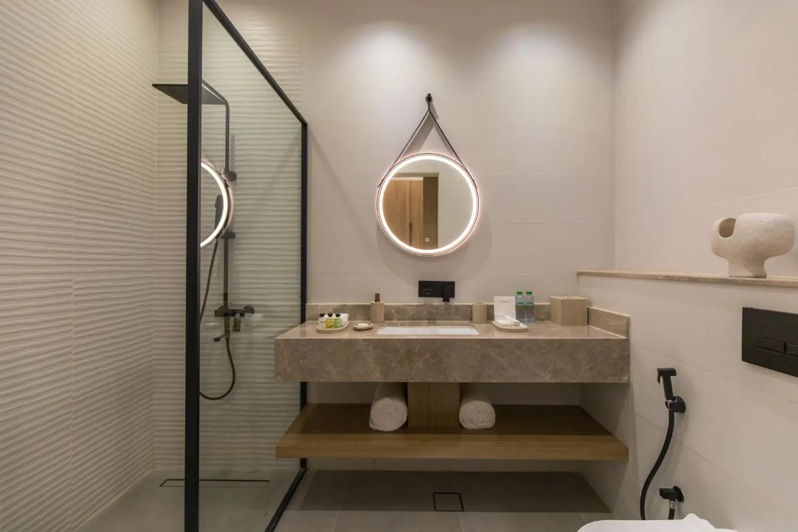 Ivory House Resort - Ophiolite modern bathroom
