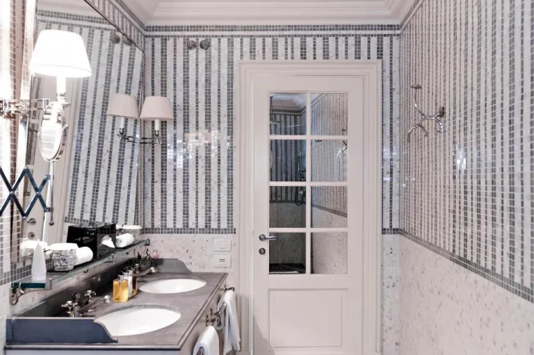 Baño chic en J.K. Place Capri con detalles elegantes