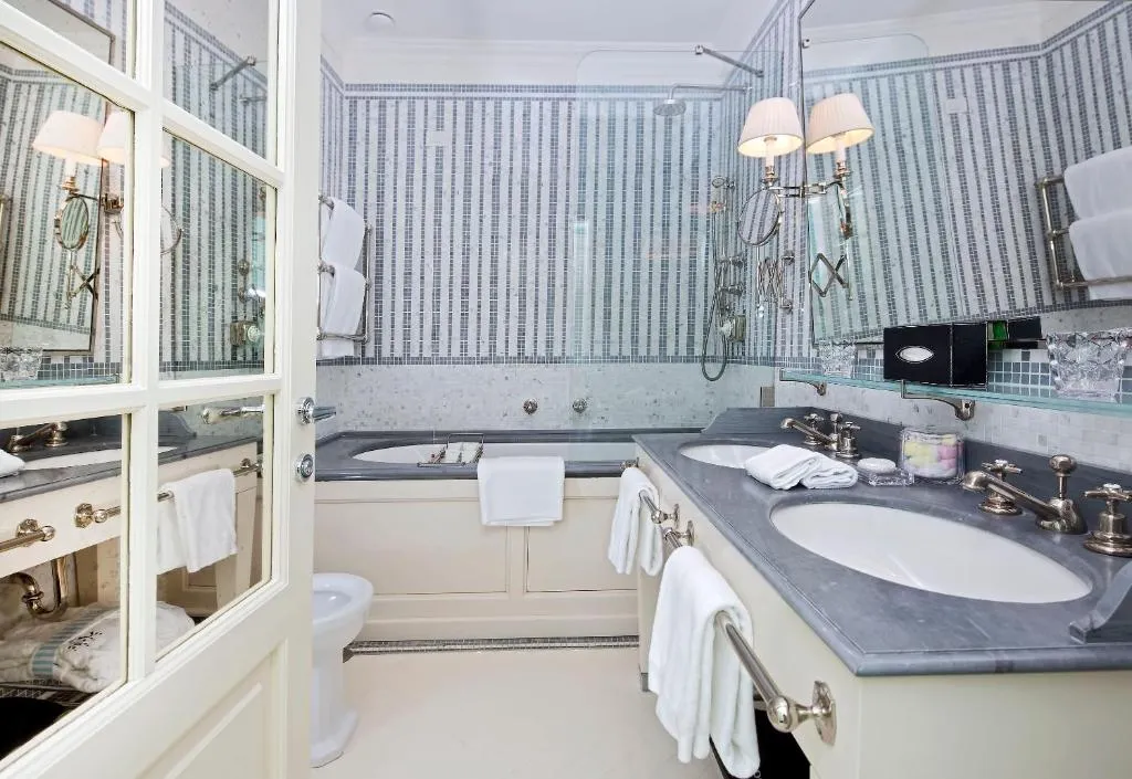 Baño elegante en J.K. Place Capri con acabados en mármol