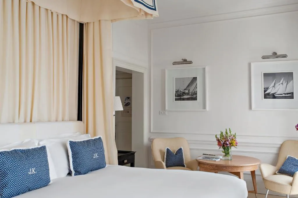 Suite moderna en J.K. Place Capri con atmósfera acogedora