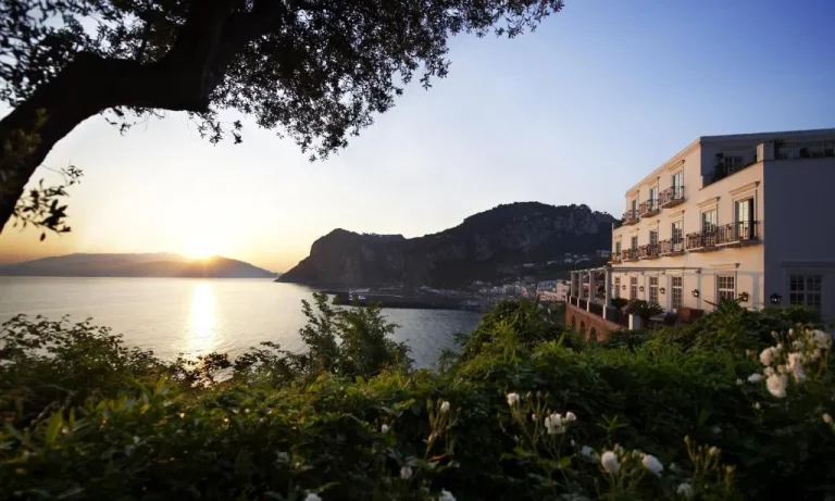 Vista del atardecer desde J.K. Place Capri con vistas a la bahía