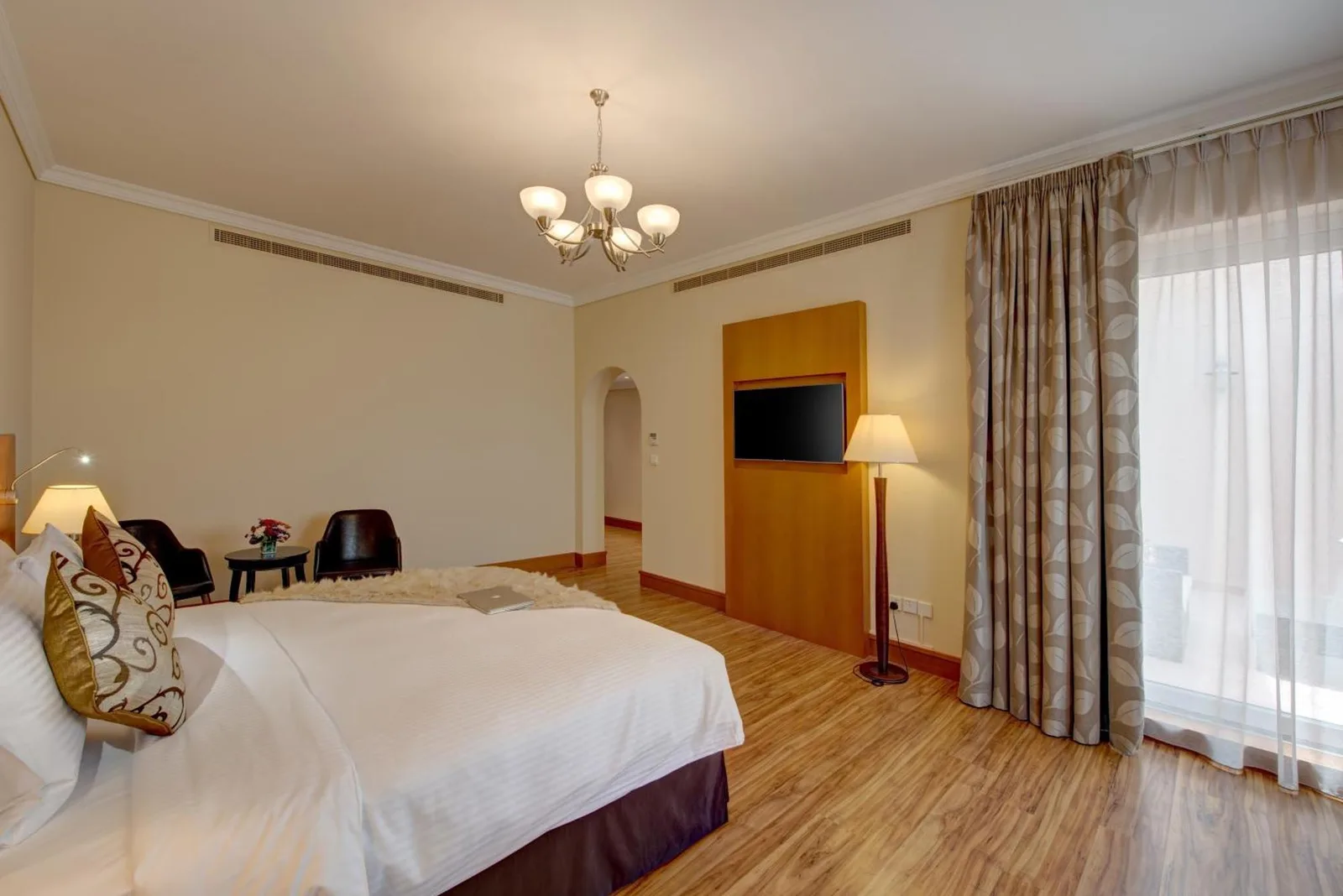 Helles Schlafzimmer im J5 Villas Holiday Homes Barsha Gardens in Dubai