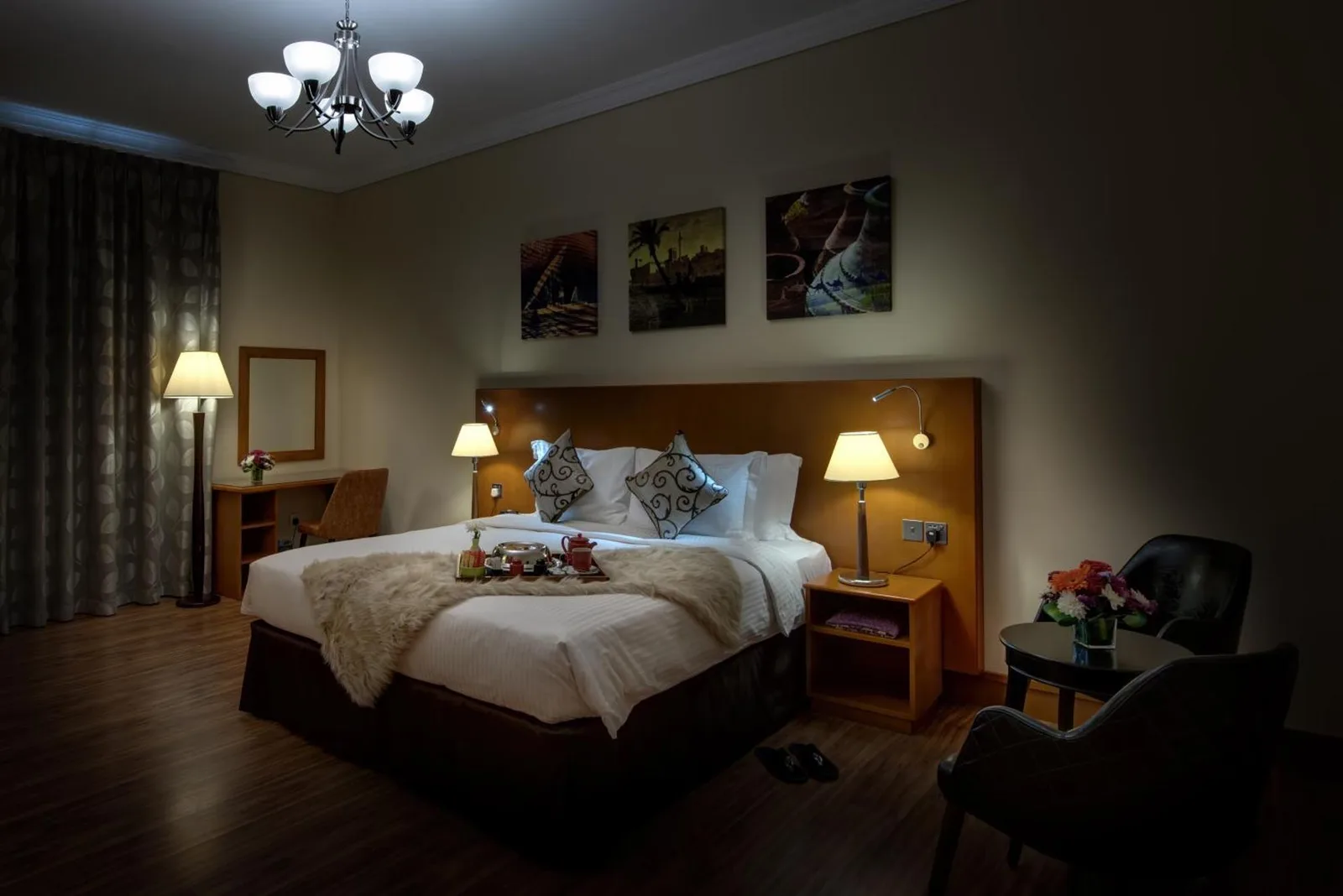 Romantisches Ambiente im Schlafzimmer im J5 Villas Holiday Homes Barsha Gardens in Dubai