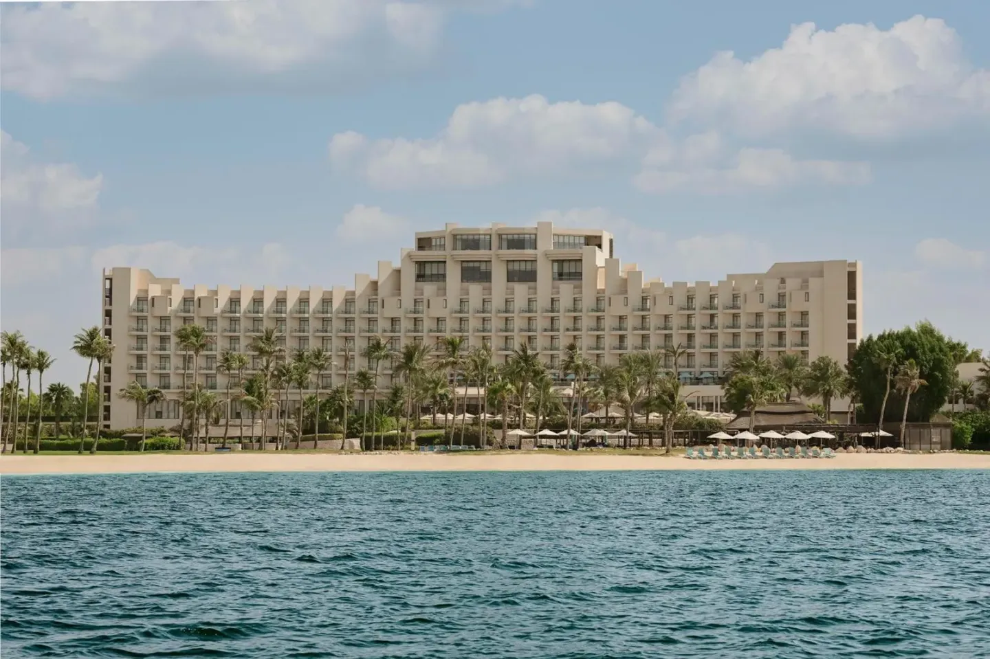 Vue extérieure du JA Beach Hotel à Ghantoot, Dubai