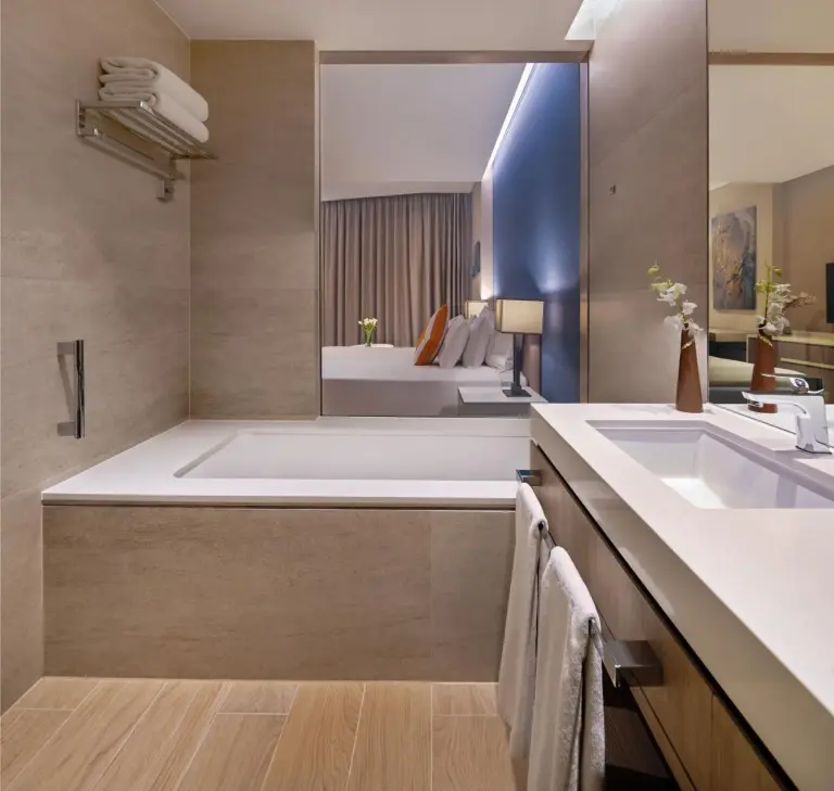 Salle de bains au JA Lake View Hotel, Dubai