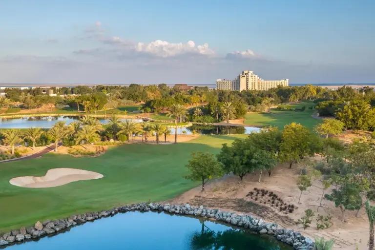 Vue sur le parcours de golf depuis JA Lake View Hotel, Dubai