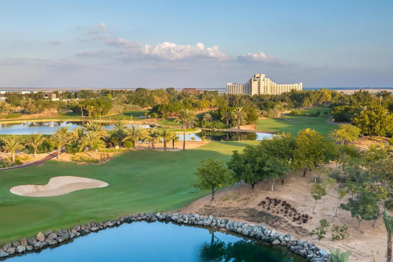 Vue sur le parcours de golf depuis JA Lake View Hotel, Dubai