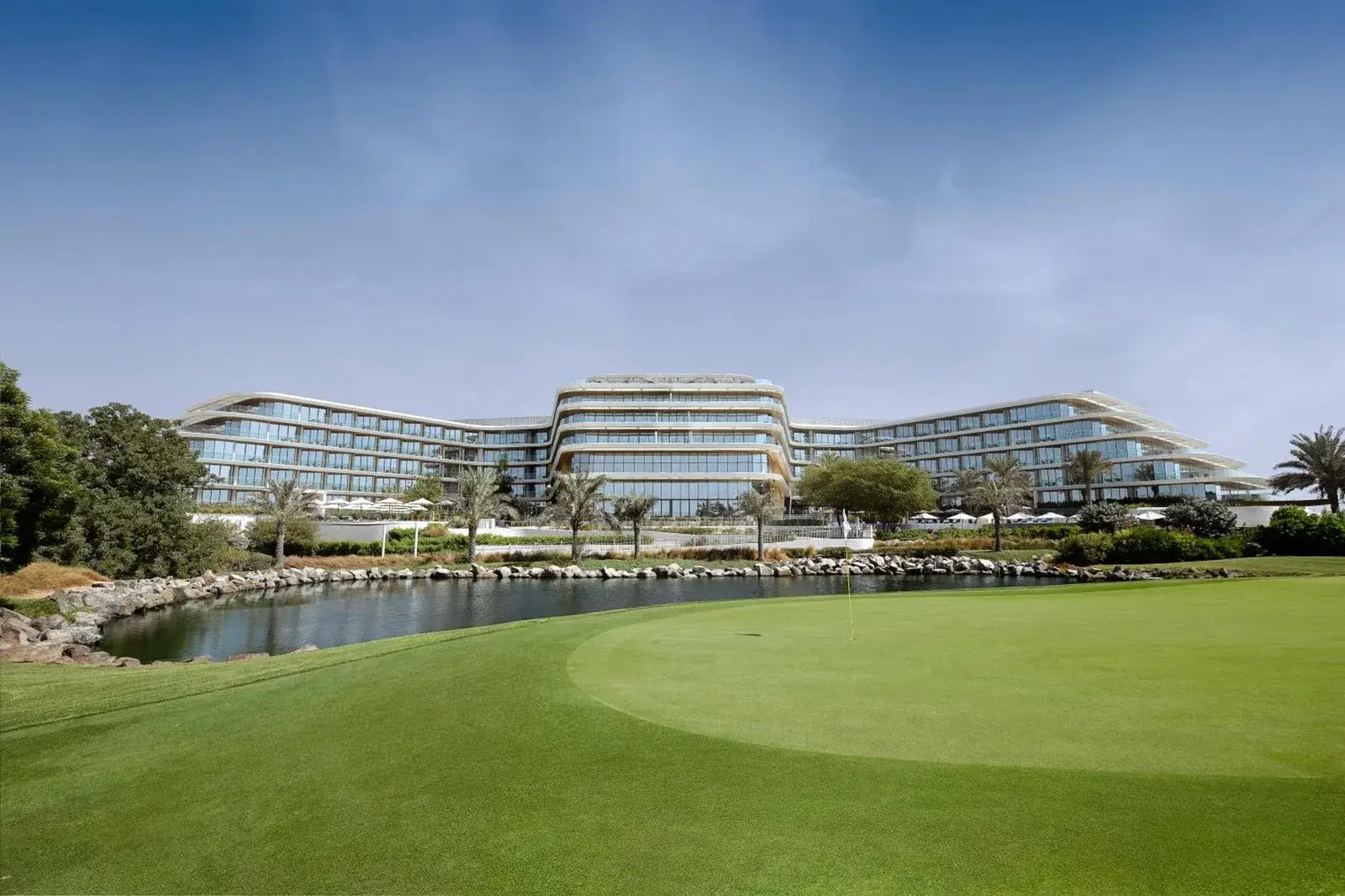 Vue extérieure de JA Lake View Hotel à Ghantoot, Dubai