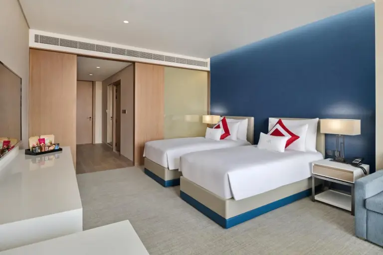 Détail des lits jumeaux dans une chambre au JA Lake View Hotel, Dubai