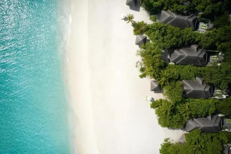 Top-Down-Ansicht des Strandes und der Villen bei JA Manafaru, Die echten Malediven.