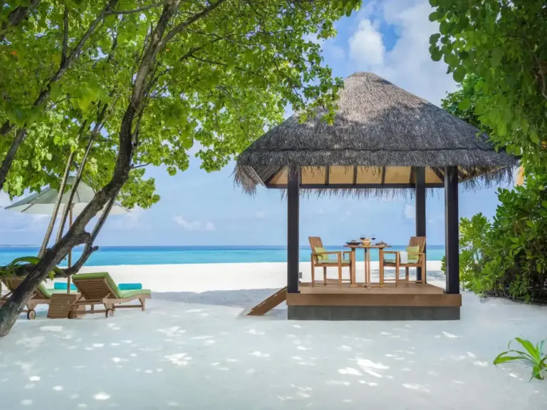 Essbereich am Strand bei JA Manafaru, Die echten Malediven.