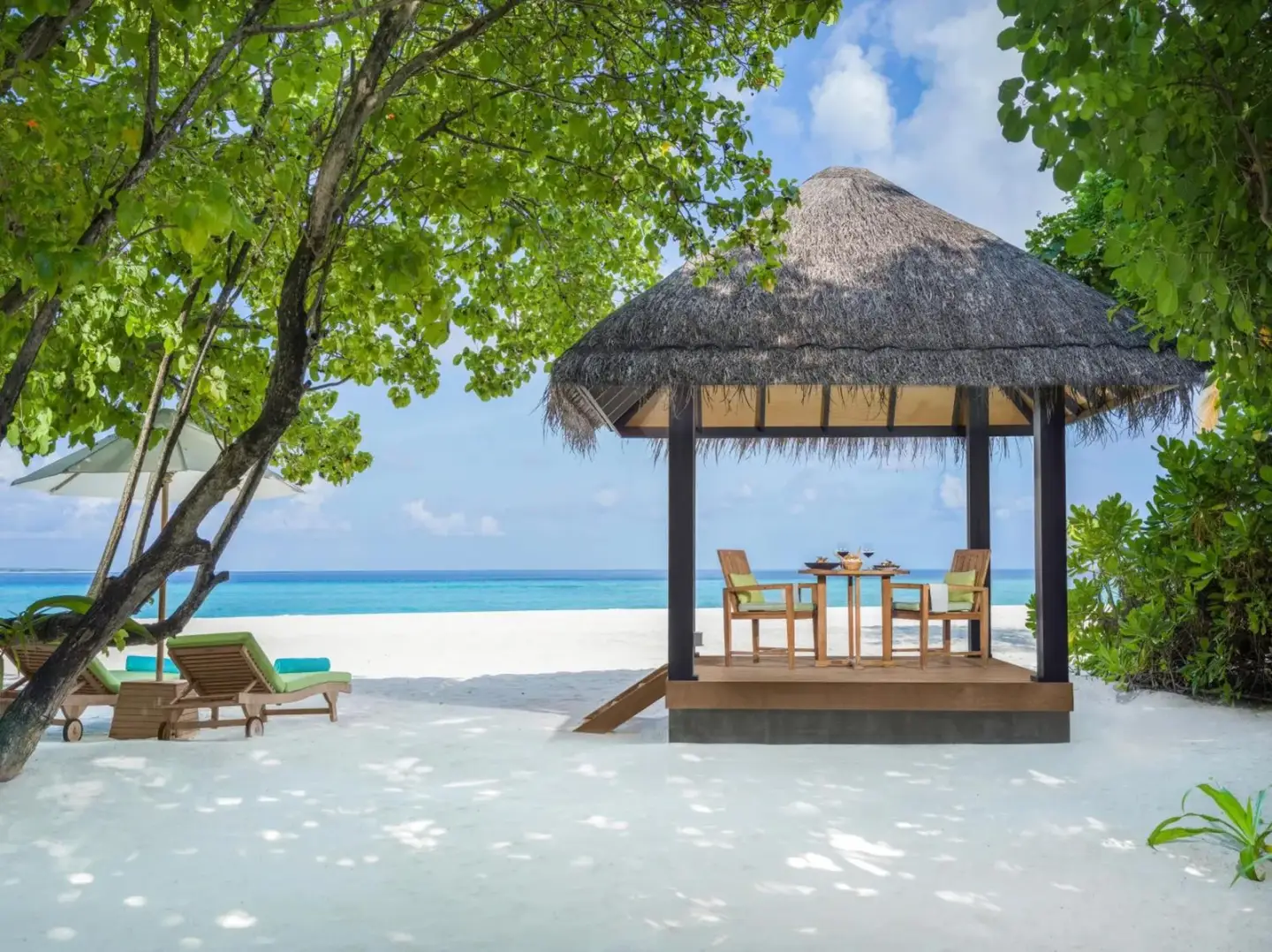 Essbereich am Strand bei JA Manafaru, Die echten Malediven.
