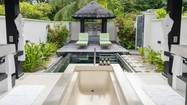 Privater Spa-Bereich und Pool bei JA Manafaru, Die echten Malediven.