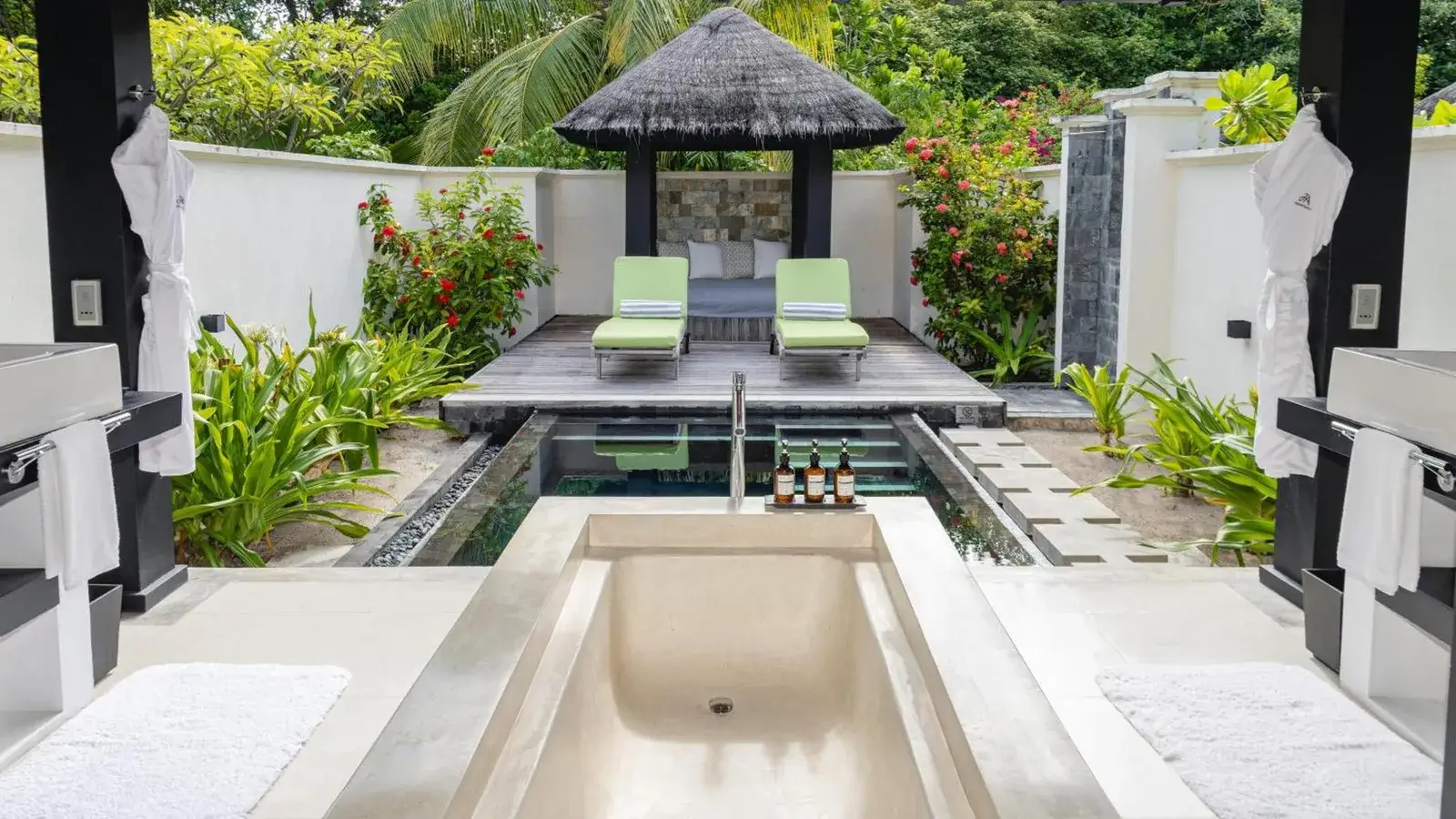 Privater Spa-Bereich und Pool bei JA Manafaru, Die echten Malediven.