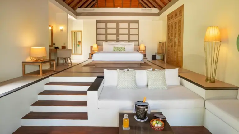 Innenwohnraum einer Villa bei JA Manafaru, Die echten Malediven.