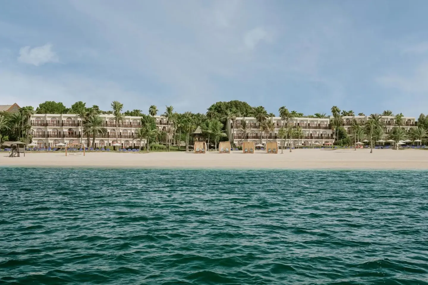 Vue de la plage du JA Palm Tree Court avec rivage sablonneux à Ghantoot