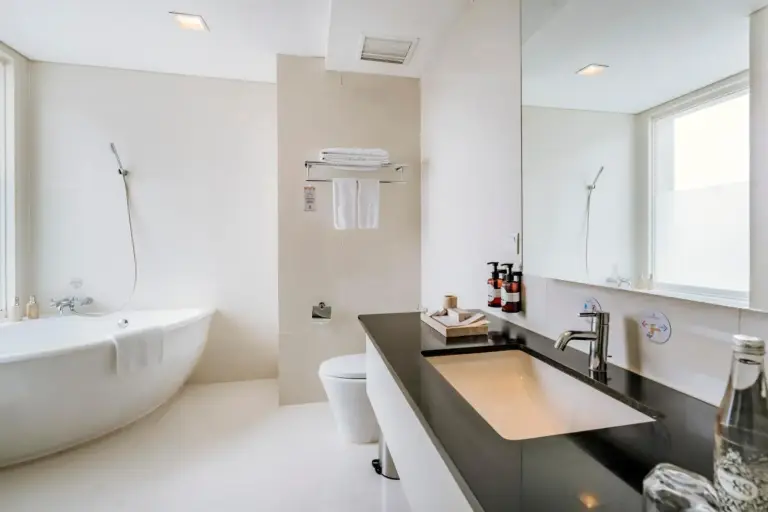 Jambuluwuk Malioboro Hotel Yogyakarta modernes Badezimmer