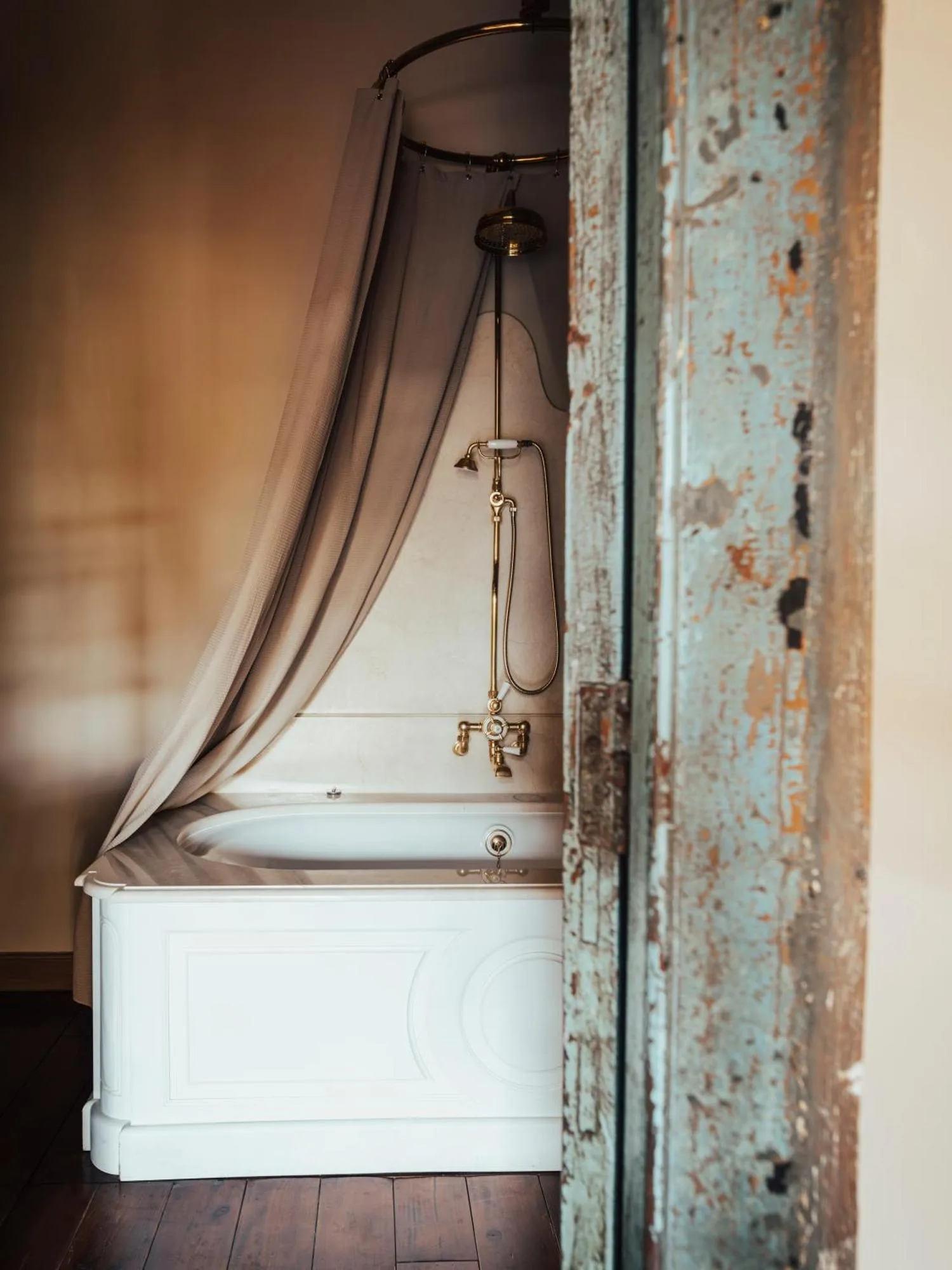 Beautiful bathtub at Jardins Secrets in Nimes