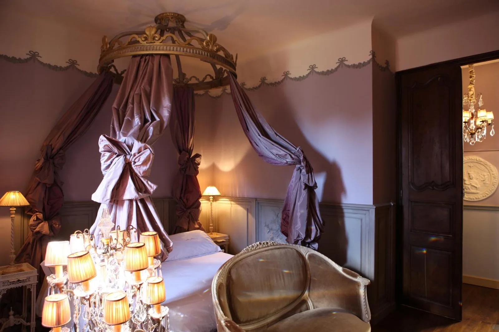 Luxurious bedroom at Jardins Secrets in Nimes