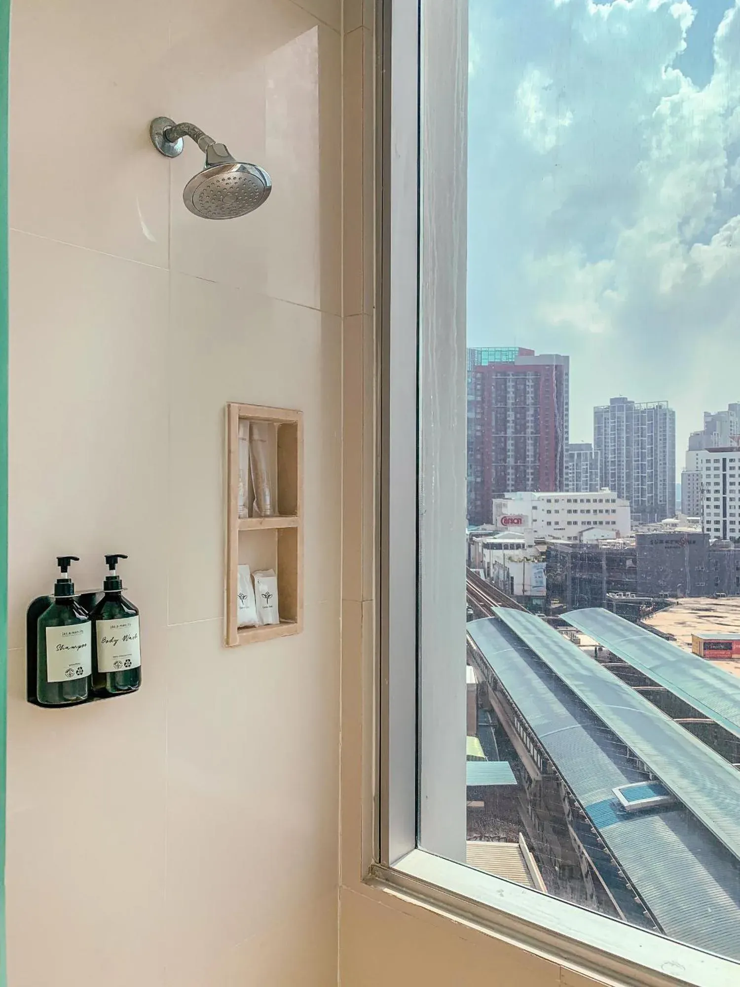 Douche de salle de bains avec vue sur la ville au Jasmine Resort Hotel Bangkok BTS Phrakhanong