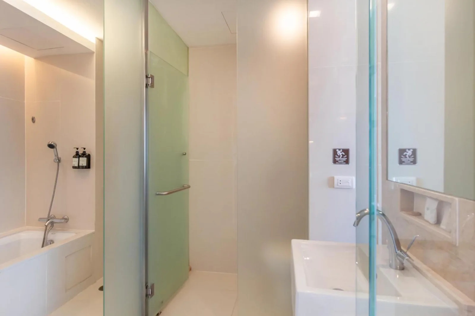 Salle de bains au Jasmine Resort Hotel Bangkok BTS Phrakhanong avec baignoire, douche et vasque