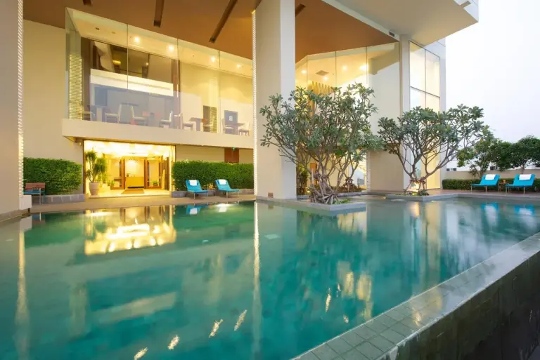 Espace piscine au Jasmine Resort Hotel Bangkok BTS Phrakhanong à Bangkok avec vue sur le bâtiment moderne