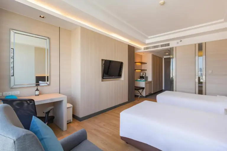 Chambre twin au Jasmine Resort Hotel Bangkok BTS Phrakhanong avec vue sur la skyline et espace de travail
