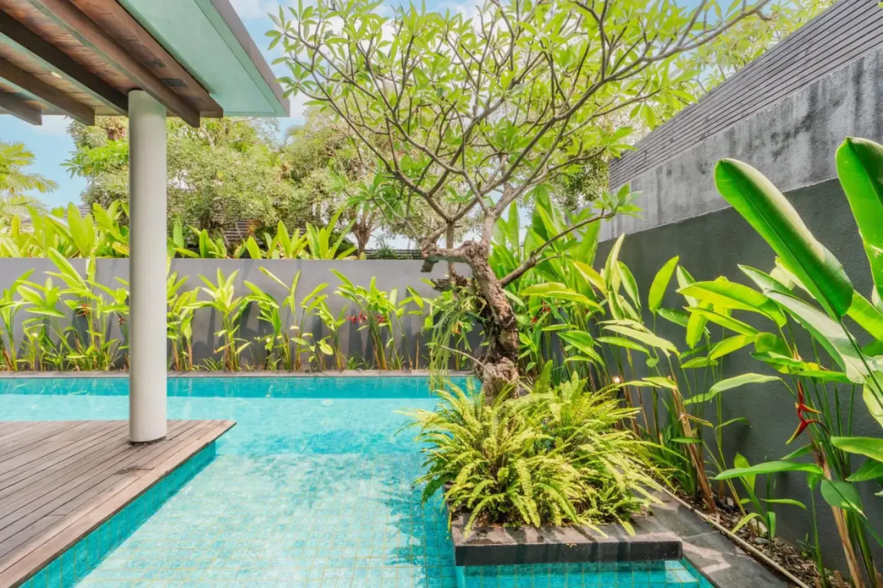 Magnifique jardin paysager au bord de la piscine au Javana Royal Villas