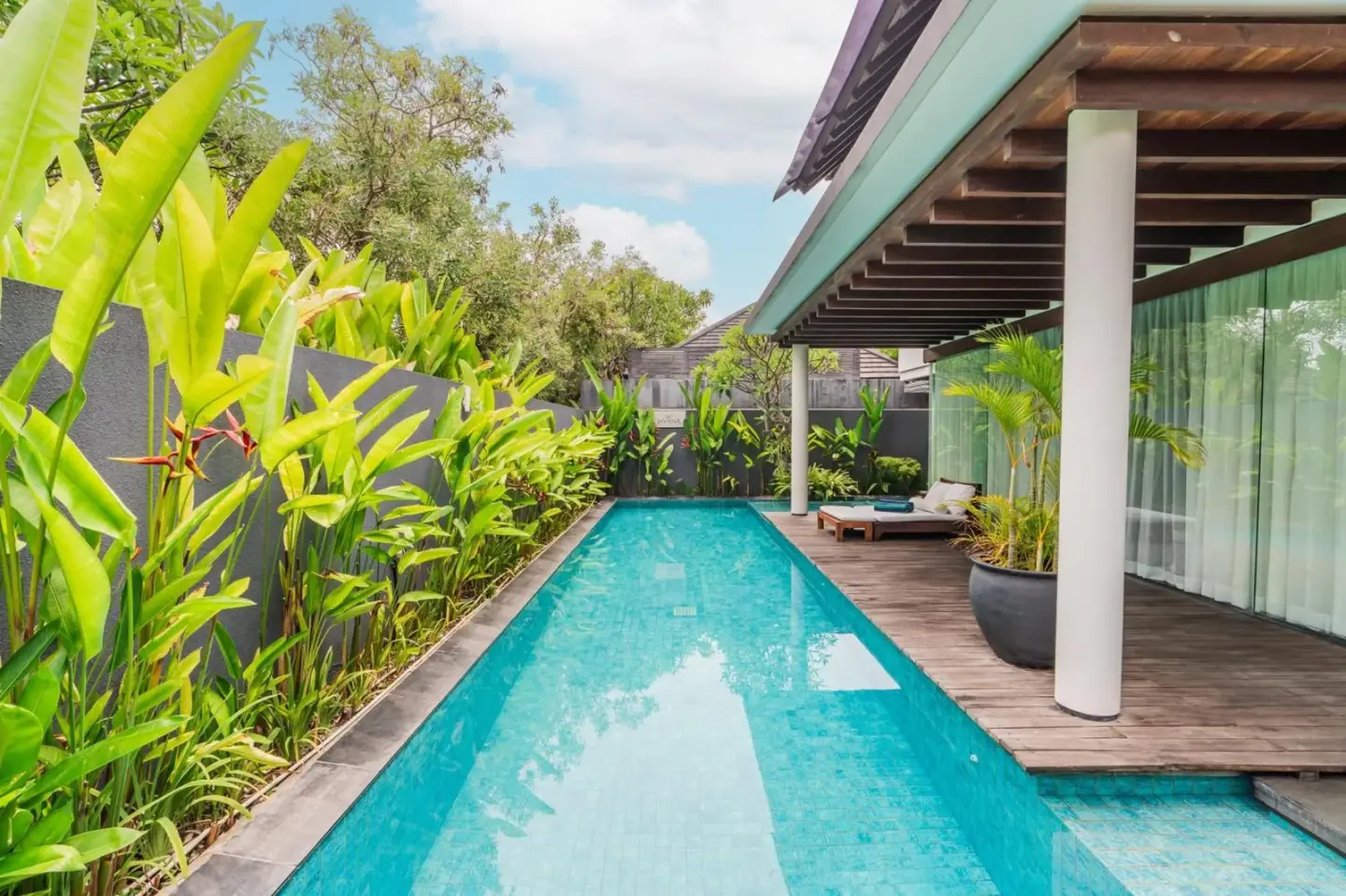 Espace de détente au bord de la piscine au Javana Royal Villas