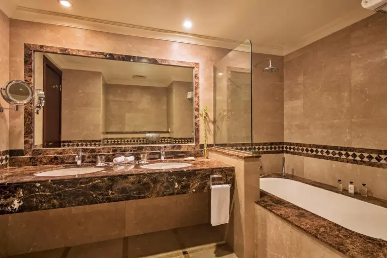 Salle de bains luxueuse au JAZ Miramar Al Aqah