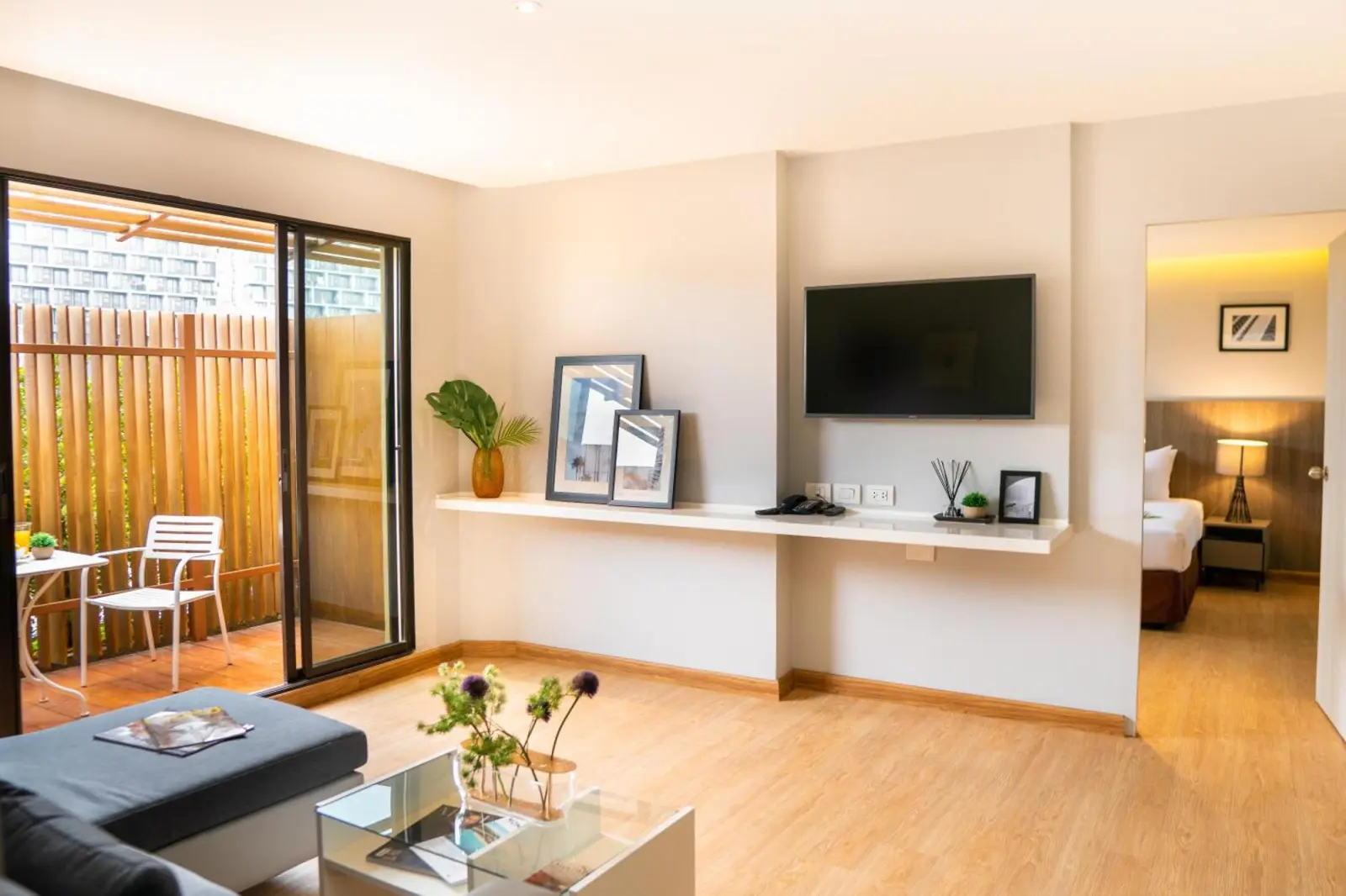 Espace de vie avec balcon au Jazzotel Bangkok