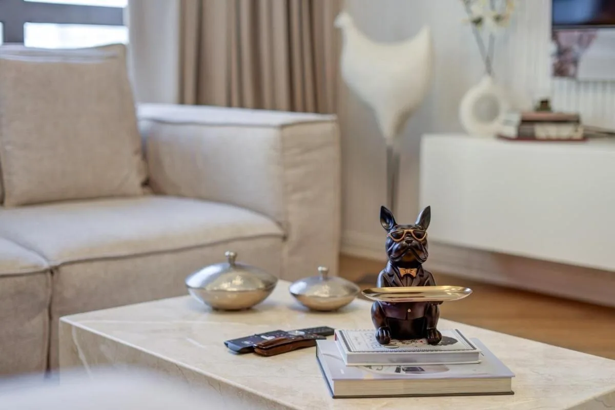 Mesa decorativa en el apartamento de lujo de 2 dormitorios