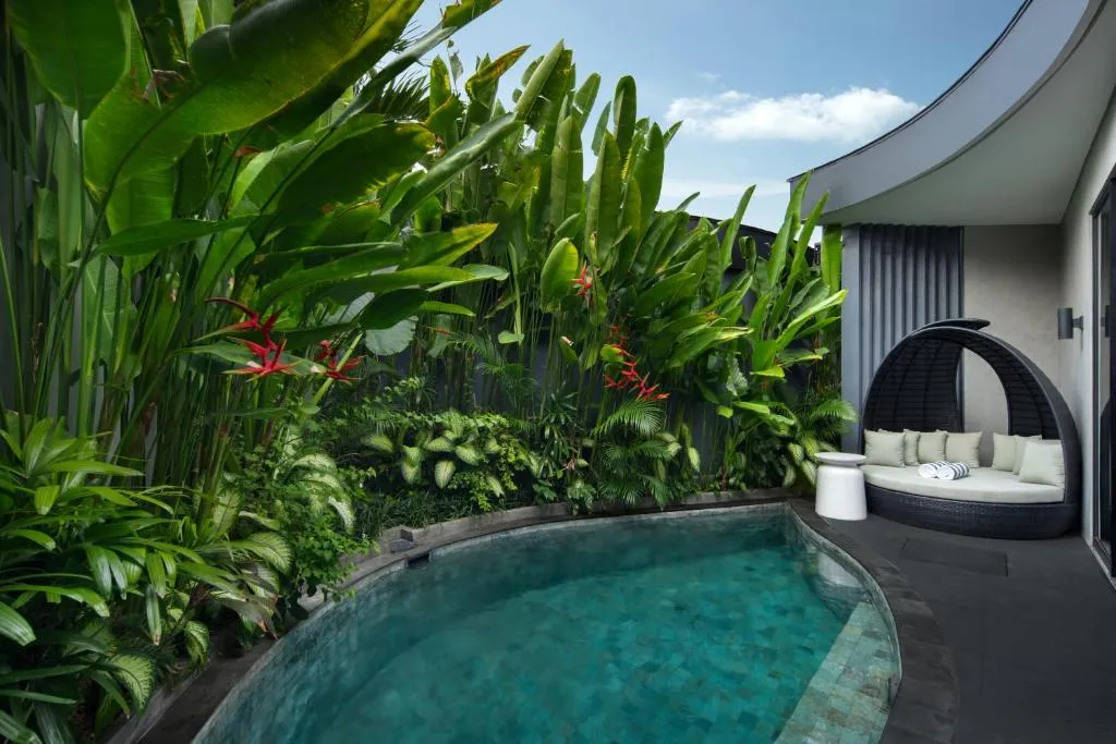 Üppiger Gartenpoolbereich des Je Ne Sais Quoi Seminyak