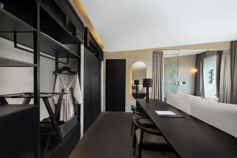 Stylisches Zimmerinterieur im Je Ne Sais Quoi Seminyak