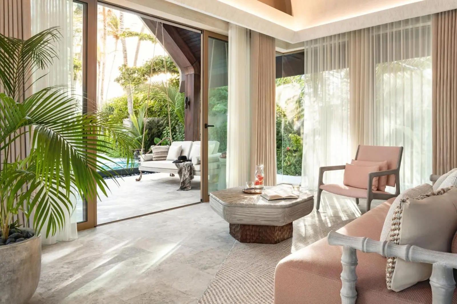 Lounge mit Gartenblick im JOALI BEING