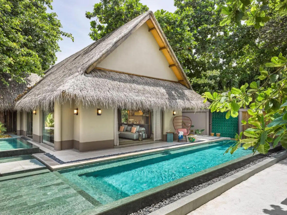 Poolblick von einer Villa bei JOALI Maldives mit modernem Design