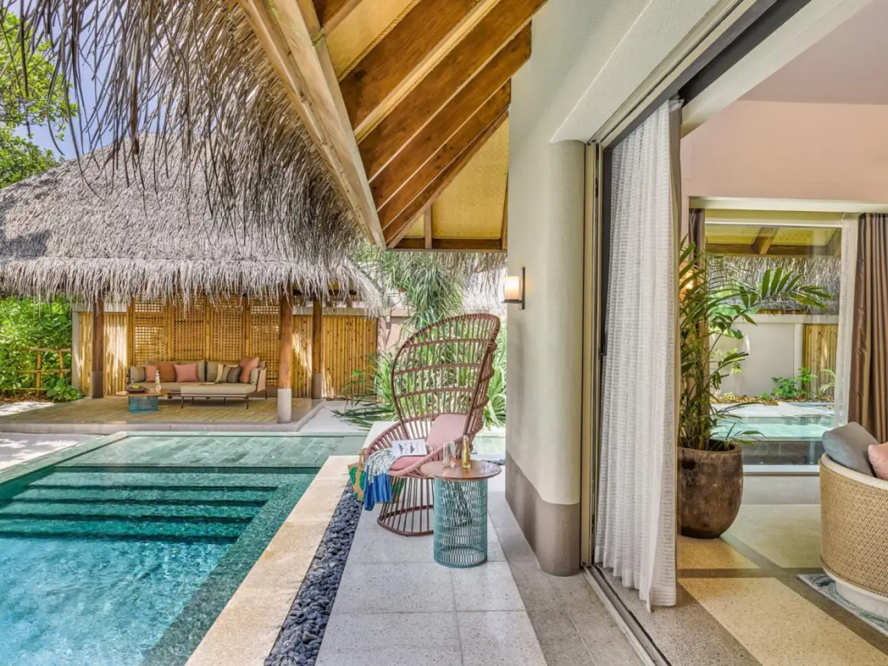 Terrassenansicht einer Villa im JOALI Maldives mit einem stilvollen Sitzbereich